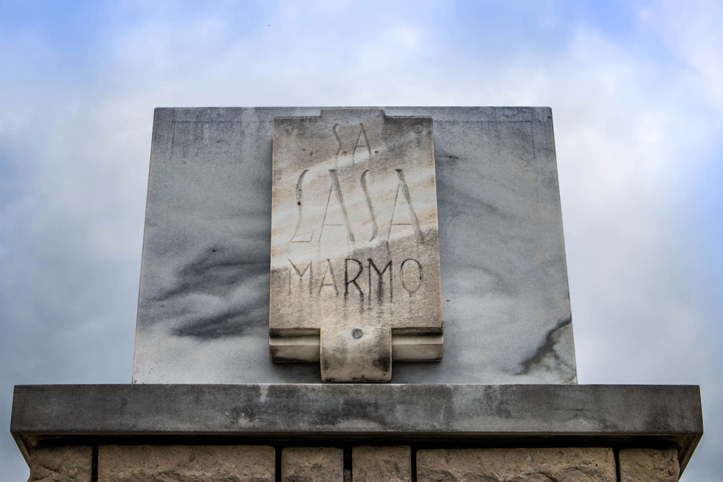 Marble block with inscription "Lasa Marmo".