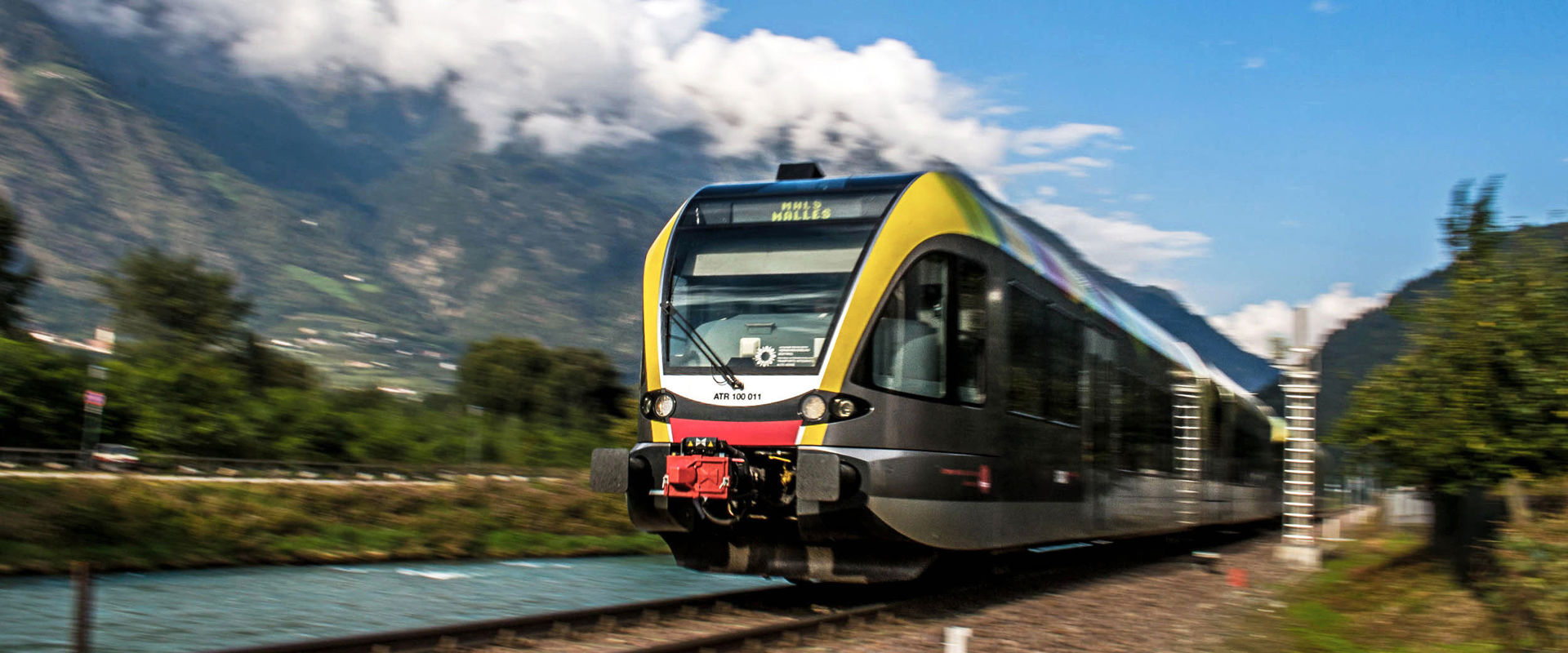 Frontal train image with surroundings.