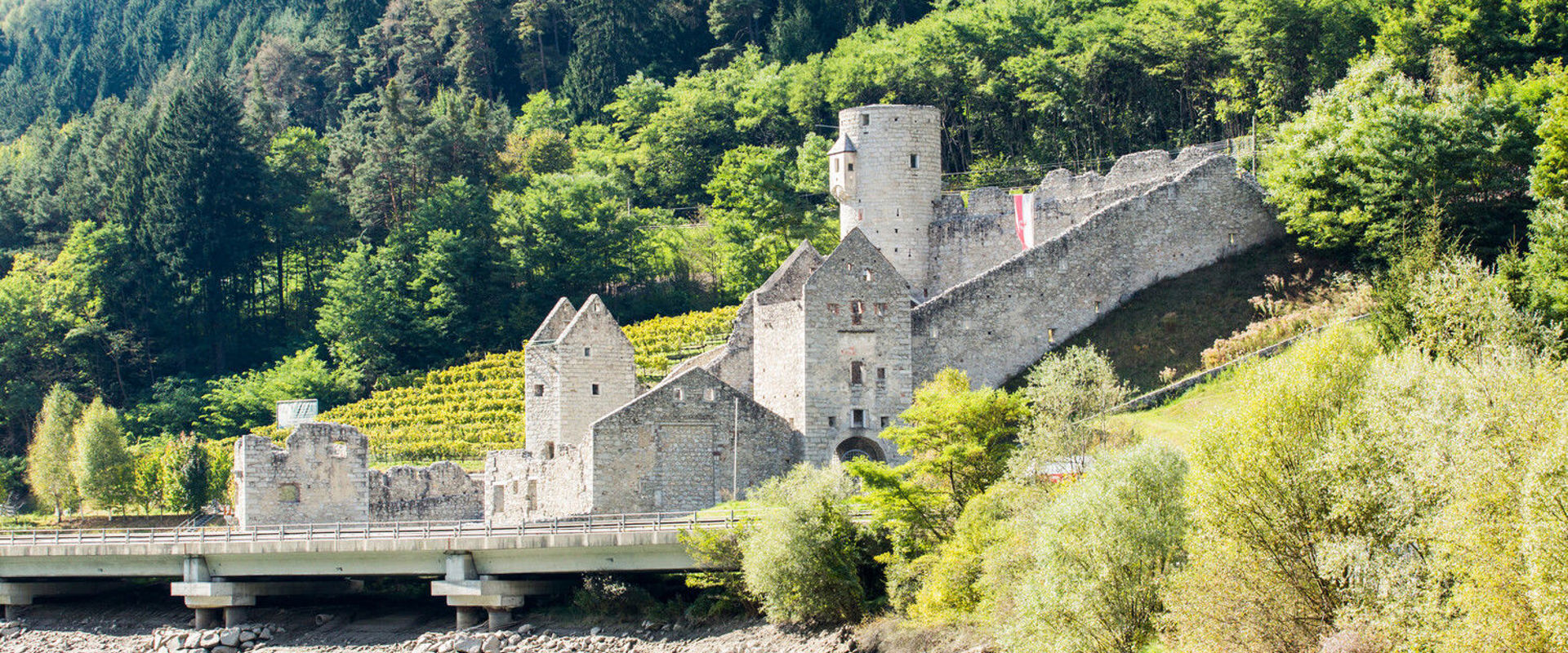 Mühlbach fortress View of the Mühlbacher Klause from the river.