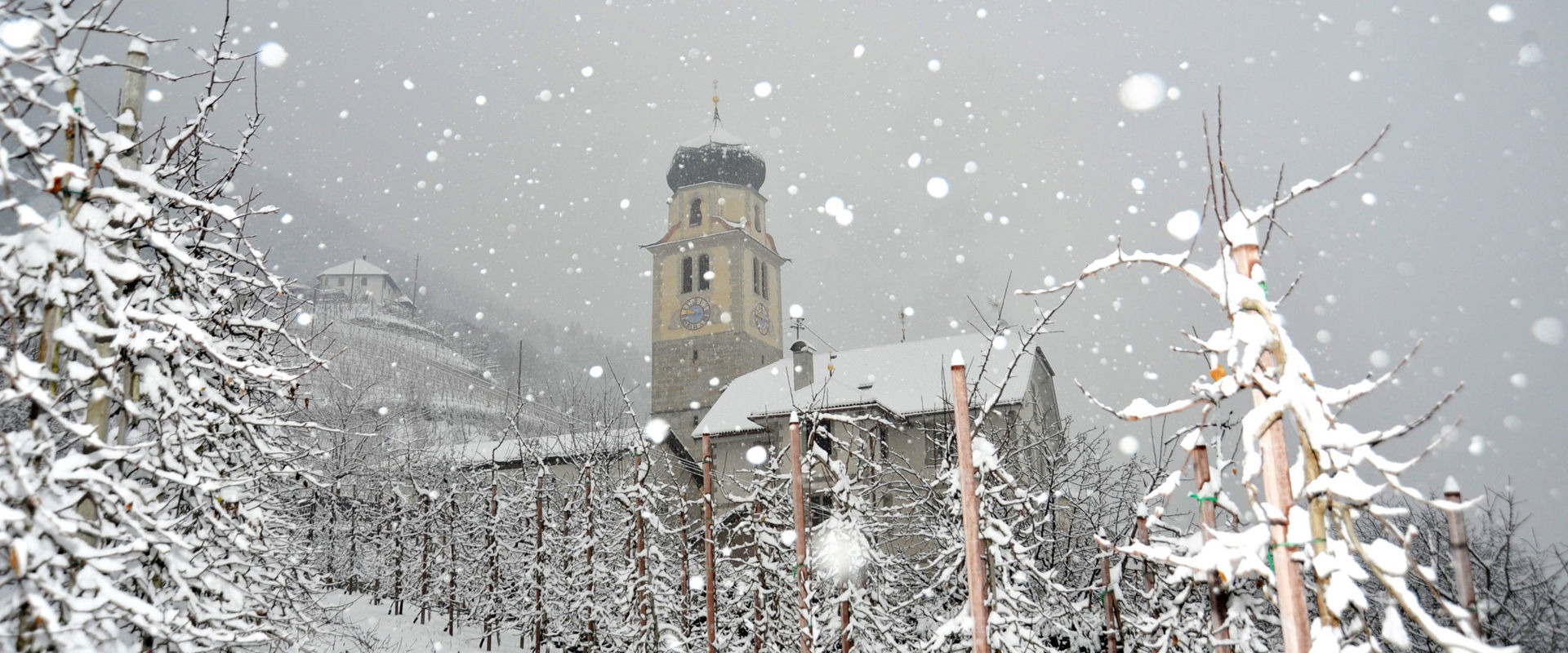 Snowflakes fall on the pilgrimage church "Zu den Sieben Schmerzen Mariens" in Riffian.