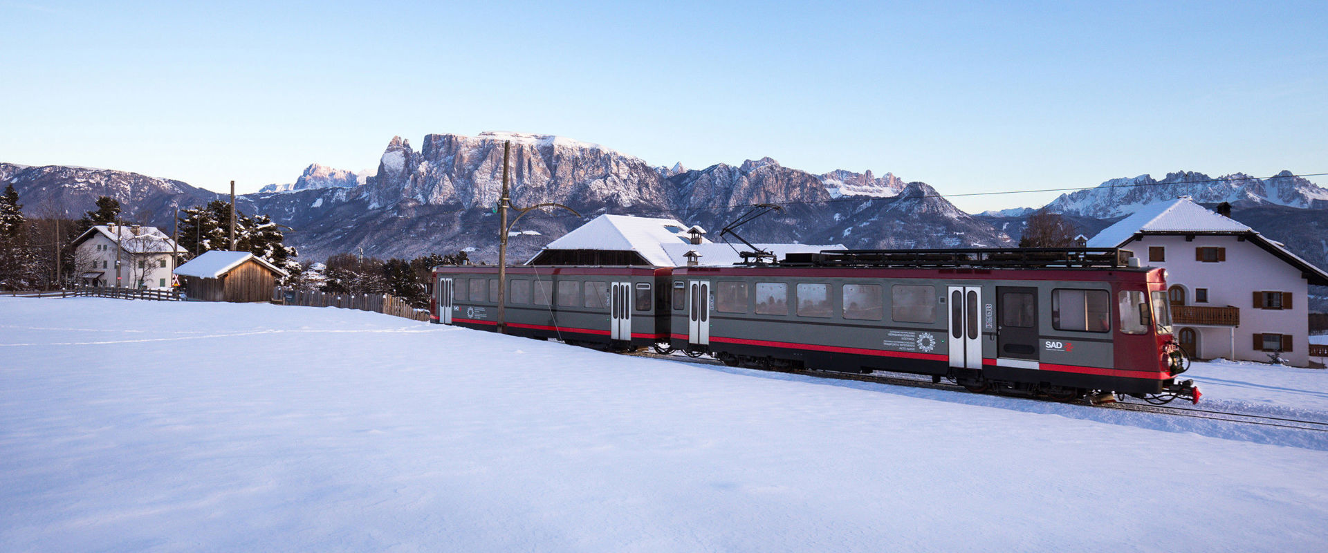 Rittner Railway in winter. Il treno del Renon circondato da una bianca coltre di neve.