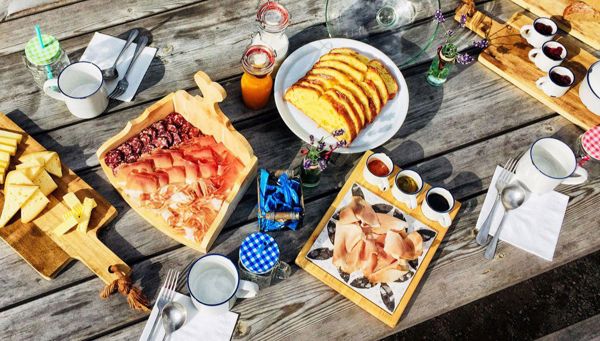 Śniadanie i brunch na górskiej pastwisku