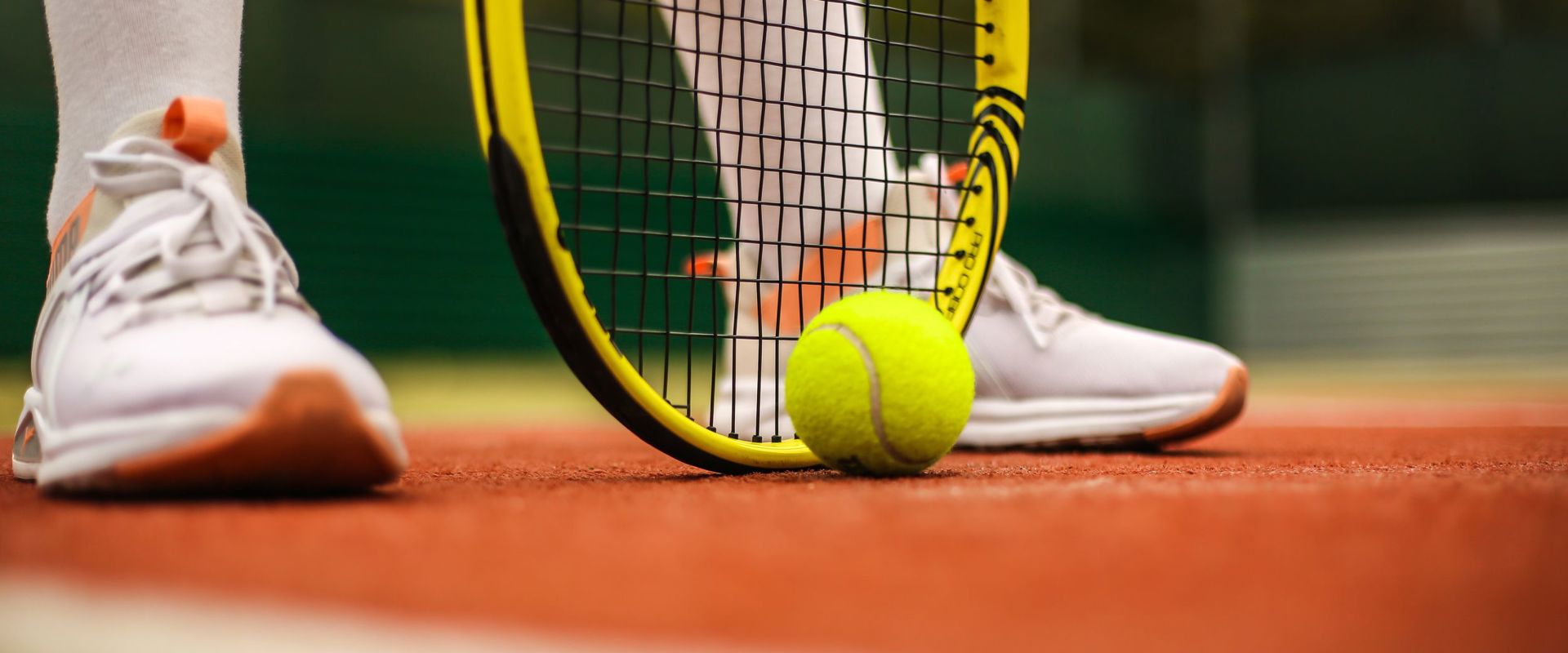 Jannik Sinner Close-up on the legs and racket of a tennis player.
