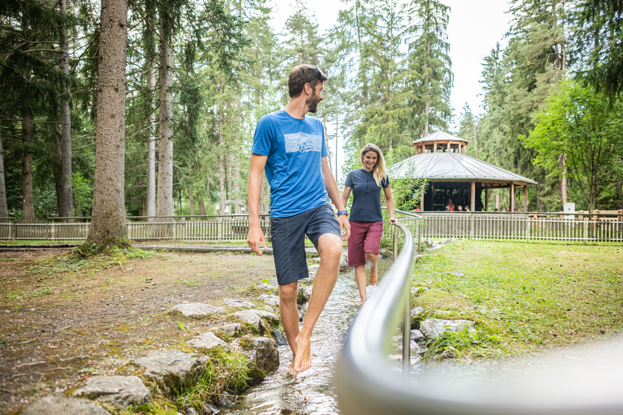 Visitors at the Kneipp facilities in the park in Niederdorf