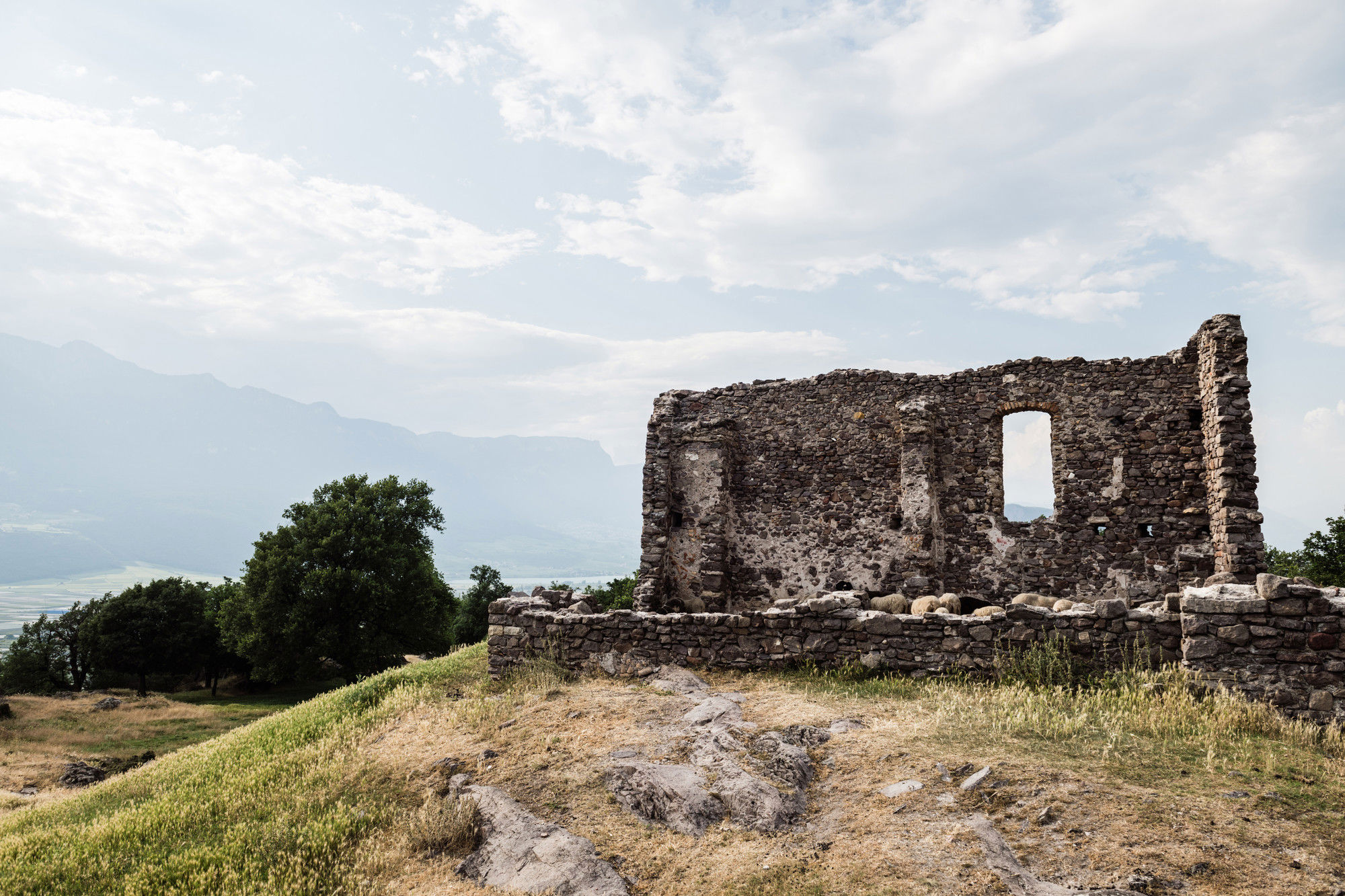 Photo of the Castelfeder castle ruins.